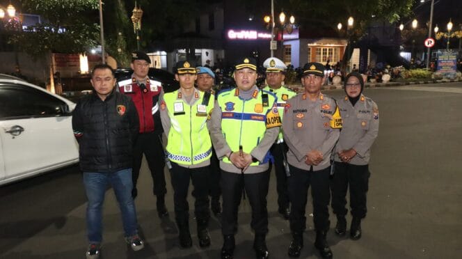 
Cegah Premanisme, Kapolres Malang Kota Pimpin Langsung Patroli