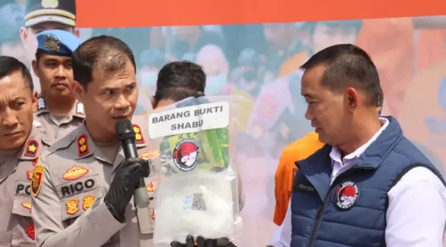 Kapolres Probolinggo Kota, AKBP Rico Yumasri S.I.K M.I.K, saat menunjukan barang bukti sabu (Foto: Humas Polres Probolinggo Kota)