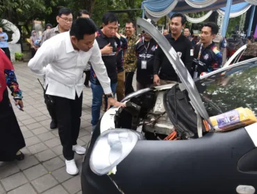 Bupati Sidoarjo H Subandi saat melihat hasil karya Pelajar SMA/SMK di acara Antartika Fair 2025 (Foto: Humas Pemkab Sidoarjo)