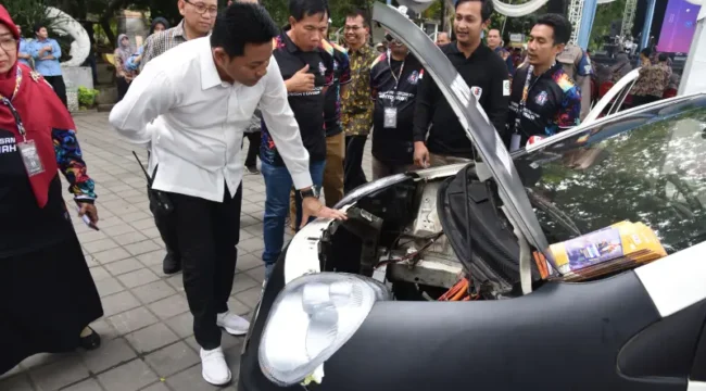 Bupati Sidoarjo H Subandi saat melihat hasil karya Pelajar SMA/SMK di acara Antartika Fair 2025 (Foto: Humas Pemkab Sidoarjo)