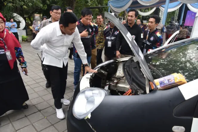 
					Bupati Sidoarjo H Subandi saat melihat hasil karya Pelajar SMA/SMK di acara Antartika Fair 2025 (Foto: Humas Pemkab Sidoarjo)