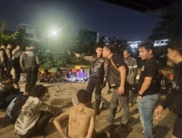 Jajaran kepolisiam Polda Metro Jaya saat mengamankan pelaku tawuran. (Foto : Humas Polda Jaya)