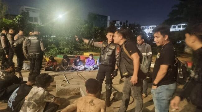Jajaran kepolisiam Polda Metro Jaya saat mengamankan pelaku tawuran. (Foto : Humas Polda Jaya)