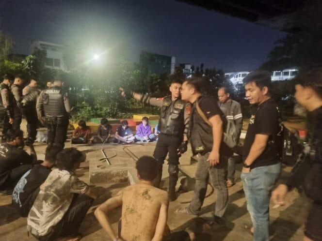 
					Jajaran kepolisiam Polda Metro Jaya saat mengamankan pelaku tawuran. (Foto : Humas Polda Jaya)