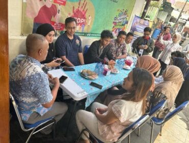 Para anggota Karang Taruna Kelurahan Cempaka Putih Barat saat berdiskusi  (Foto; Diskominfotik Jakpus)