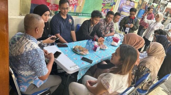 Para anggota Karang Taruna Kelurahan Cempaka Putih Barat saat berdiskusi  (Foto; Diskominfotik Jakpus)