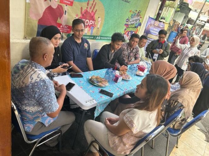 
Para anggota Karang Taruna Kelurahan Cempaka Putih Barat saat berdiskusi  (Foto; Diskominfotik Jakpus)
