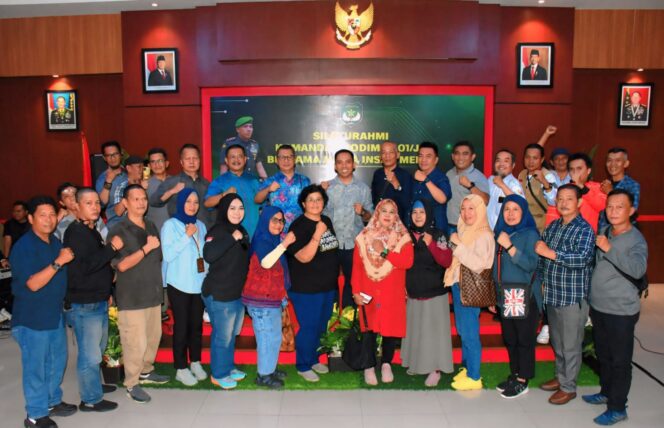 Dandim p501/JP, Letkol Inf. Harry Ismail, S.I.P foto bersama pada acara silaturahmi sinergitas TNI dan Insan Media. (Foto: okjakarta.com)