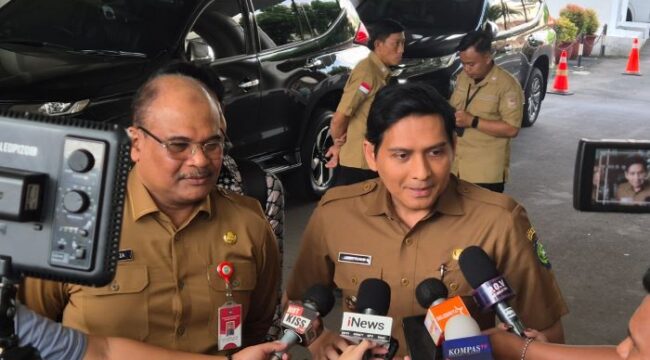 Bupati Indramayu Lucky Hakim saatmemberikan keterangan di kantor Kemendagri (Foto : Puspen Kemendagri)