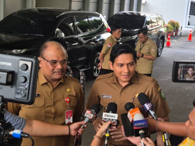 
					Bupati Indramayu Lucky Hakim saatmemberikan keterangan di kantor Kemendagri (Foto : Puspen Kemendagri)