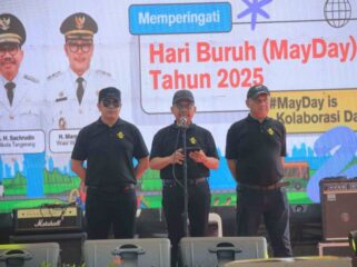 Wali kota Tangerang Sachrudin (Tengah) saat memberikan sambutan dalam peringatan Hari Buruh ( May Day). (Foto : Diskominfo Pemkot Tangerang)