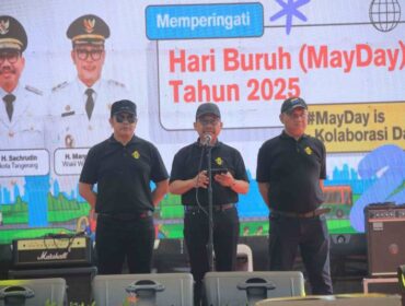 Wali kota Tangerang Sachrudin (Tengah) saat memberikan sambutan dalam peringatan Hari Buruh ( May Day). (Foto : Diskominfo Pemkot Tangerang)