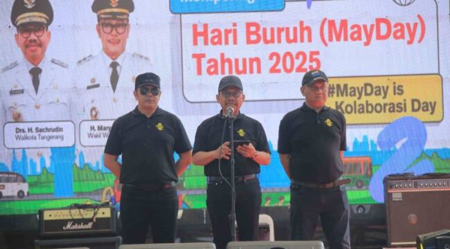 Wali kota Tangerang Sachrudin (Tengah) saat memberikan sambutan dalam peringatan Hari Buruh ( May Day). (Foto : Diskominfo Pemkot Tangerang)