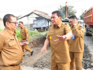 Bupati Tangerang Moch Maesyal Rasyid saat berdialog dengan Kepala Dinas Bina Marga dan Sumber Daya Air (SDA) Iwan Firmansyah ketika meninjau perbaikan jalan Cangkudu–Cisoka (Foto : Prokopim Pemkab Tangerang).