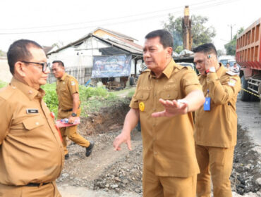 Bupati Tangerang Moch Maesyal Rasyid saat berdialog dengan Kepala Dinas Bina Marga dan Sumber Daya Air (SDA) Iwan Firmansyah ketika meninjau perbaikan jalan Cangkudu–Cisoka (Foto : Prokopim Pemkab Tangerang).
