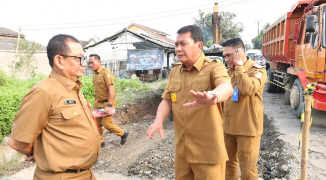 Bupati Tangerang Moch Maesyal Rasyid saat berdialog dengan Kepala Dinas Bina Marga dan Sumber Daya Air (SDA) Iwan Firmansyah ketika meninjau perbaikan jalan Cangkudu–Cisoka (Foto : Prokopim Pemkab Tangerang).