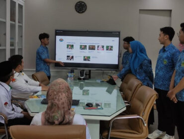 Siswa MAN 2 Kota Malang saat melakukan presentasi saat bertemu dengan jajaran  Direktorat Kurikulum, Sarana, Kelembagaan, dan Kesiswaan (KSKK) Madrasah pada Ditjen Pendidikan Islam Kementerian Agama  (kemenag). (Foto : Kemenag)