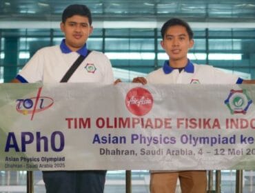 Arkaan Javier dan Muhammad Dakita Arfa Alfaritsi dua Siswa  MAN 2 Kota Malang yang berhasil meraih medali di ajang APHO 2025 di Arab Saudi (Foto : Kemenag) 