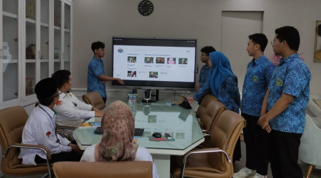 Siswa MAN 2 Kota Malang saat melakukan presentasi saat bertemu dengan jajaran  Direktorat Kurikulum, Sarana, Kelembagaan, dan Kesiswaan (KSKK) Madrasah pada Ditjen Pendidikan Islam Kementerian Agama  (kemenag). (Foto : Kemenag)