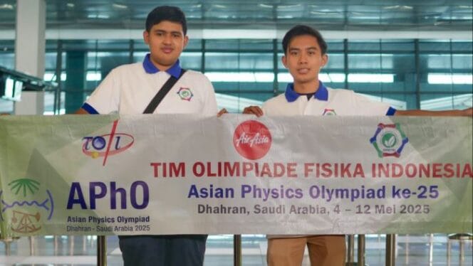 
					Arkaan Javier dan Muhammad Dakita Arfa Alfaritsi dua Siswa  MAN 2 Kota Malang yang berhasil meraih medali di ajang APHO 2025 di Arab Saudi (Foto : Kemenag) 