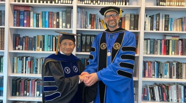 Menteri Agama Republik Indonesia, Nasaruddin Umar, saat menerima gelar Doctor of Divinity dari Hartford International University for Religion and Peace.. (Foto : Humas Kemenag)