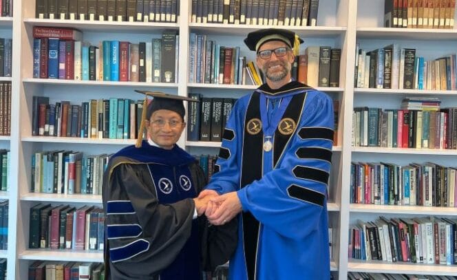
					Menteri Agama Republik Indonesia, Nasaruddin Umar, saat menerima gelar Doctor of Divinity dari Hartford International University for Religion and Peace.. (Foto : Humas Kemenag)