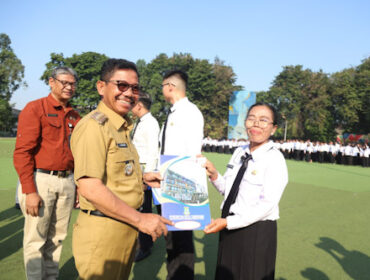 Wali Kota Tangerang Menyerahkan secara simbolis SK Pengangkatan PPPK (Foto: Kominfo Kota Tangerang)