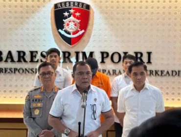 Brigjen Pol Nunung Syaifuddin, Dirtipidter Bareskrim Polri, saat memberikan keterangannya (Foto: Humas Polda Jatim)