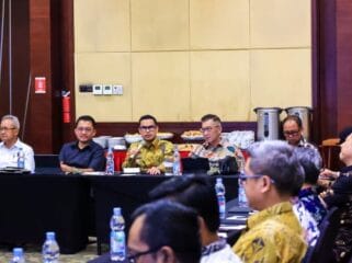 Wakil Wali Kota Tangsel Pilar Saga Ichsan (tengah) saat menghadiri Kick Of Meeting (Foto :Diskominfotik Tangsel)