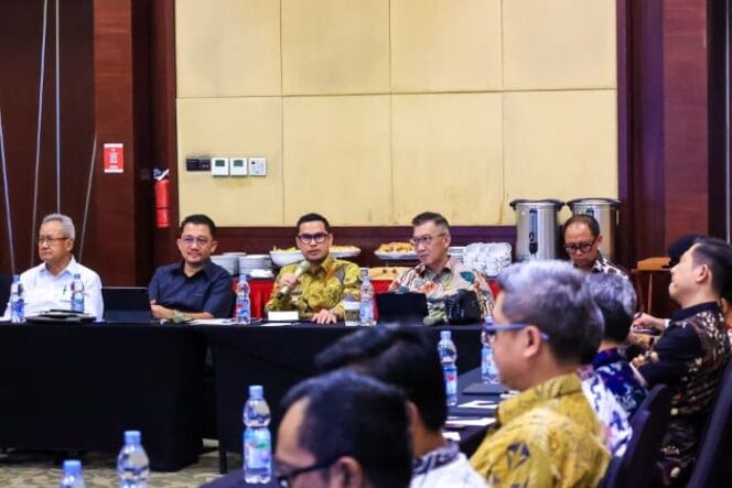 
					Wakil Wali Kota Tangsel Pilar Saga Ichsan (tengah) saat menghadiri Kick Of Meeting (Foto :Diskominfotik Tangsel)