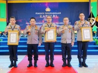 Kapolri Jendral Listyo Sigit Prabowo bersama Personil Polda Jatim ( Foto: Humas Polda Jatim)