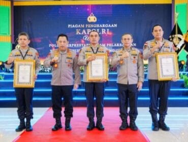 Kapolri Jendral Listyo Sigit Prabowo bersama Personil Polda Jatim ( Foto: Humas Polda Jatim)
