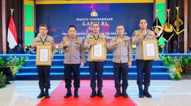 Kapolri Jendral Listyo Sigit Prabowo bersama Personil Polda Jatim ( Foto: Humas Polda Jatim)