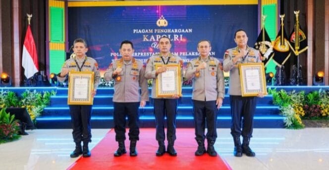 
					Kapolri Jendral Listyo Sigit Prabowo bersama Personil Polda Jatim ( Foto: Humas Polda Jatim)