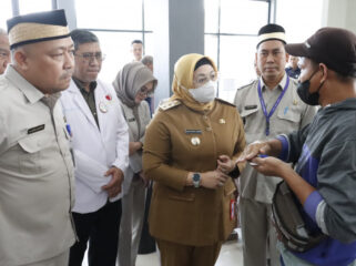 Wakil Bupati Tangerang Intan Nurul Hikmah saat berdialog dengan salah satu pasien RSUD Balaraja (Foto : Diskominfo Pemkab Tangerang)
