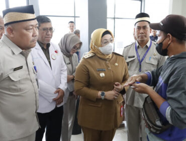 Wakil Bupati Tangerang Intan Nurul Hikmah saat berdialog dengan salah satu pasien RSUD Balaraja (Foto : Diskominfo Pemkab Tangerang)