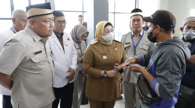 Wakil Bupati Tangerang Intan Nurul Hikmah saat berdialog dengan salah satu pasien RSUD Balaraja (Foto : Diskominfo Pemkab Tangerang)