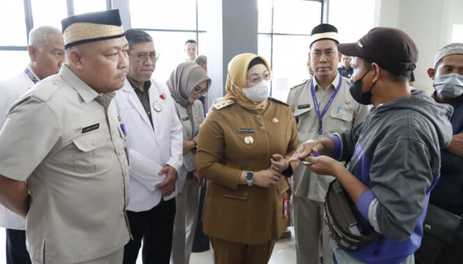 
					Wakil Bupati Tangerang Intan Nurul Hikmah saat berdialog dengan salah satu pasien RSUD Balaraja (Foto : Diskominfo Pemkab Tangerang)