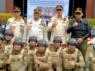 Kepala Satpol PP Jakpus Tumbur Parluhutan Purba,(berdiri tengah) bersama Tim TRAP usai pembantukan (Foto : Diskominfotik Jakpus)