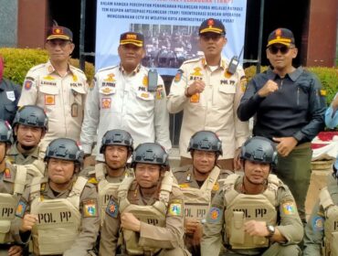 Kepala Satpol PP Jakpus Tumbur Parluhutan Purba,(berdiri tengah) bersama Tim TRAP usai pembantukan (Foto : Diskominfotik Jakpus)