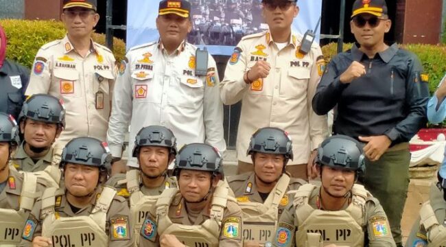 Kepala Satpol PP Jakpus Tumbur Parluhutan Purba,(berdiri tengah) bersama Tim TRAP usai pembantukan (Foto : Diskominfotik Jakpus)