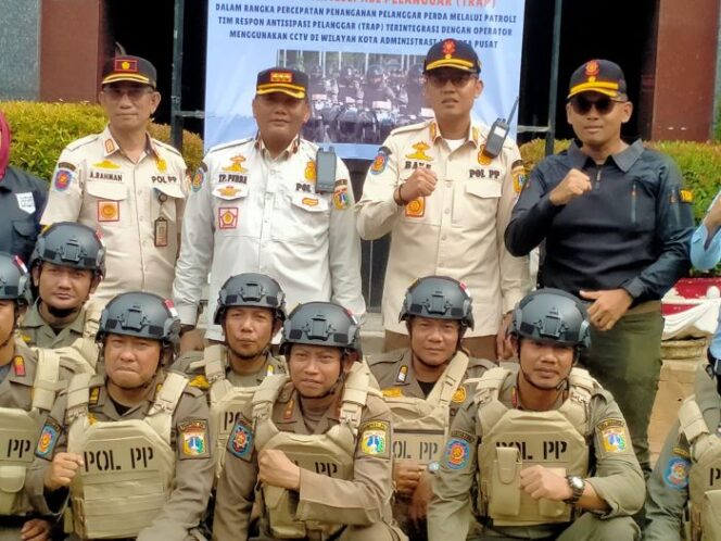 
Kepala Satpol PP Jakpus Tumbur Parluhutan Purba,(berdiri tengah) bersama Tim TRAP usai pembantukan (Foto : Diskominfotik Jakpus)