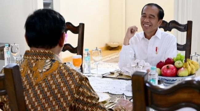Mantan Presiden RI Jokowi berbincang dengan Presiden RI Prabowo Subianto (Foto: 1st)