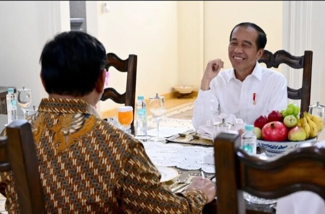 
					Mantan Presiden RI Jokowi berbincang dengan Presiden RI Prabowo Subianto (Foto: 1st)