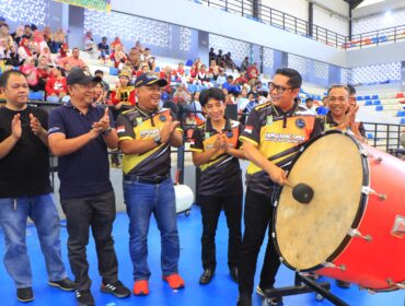 Wakil Wali Kota Tangerang Maryono Hasan saat memukul drum sebagai tanda dibukanya kompetisi TOMB 2025 (Foto : Diskominfo)