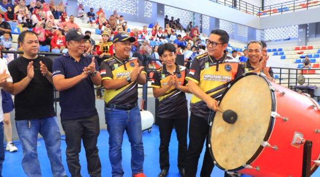 Wakil Wali Kota Tangerang Maryono Hasan saat memukul drum sebagai tanda dibukanya kompetisi TOMB 2025 (Foto : Diskominfo)