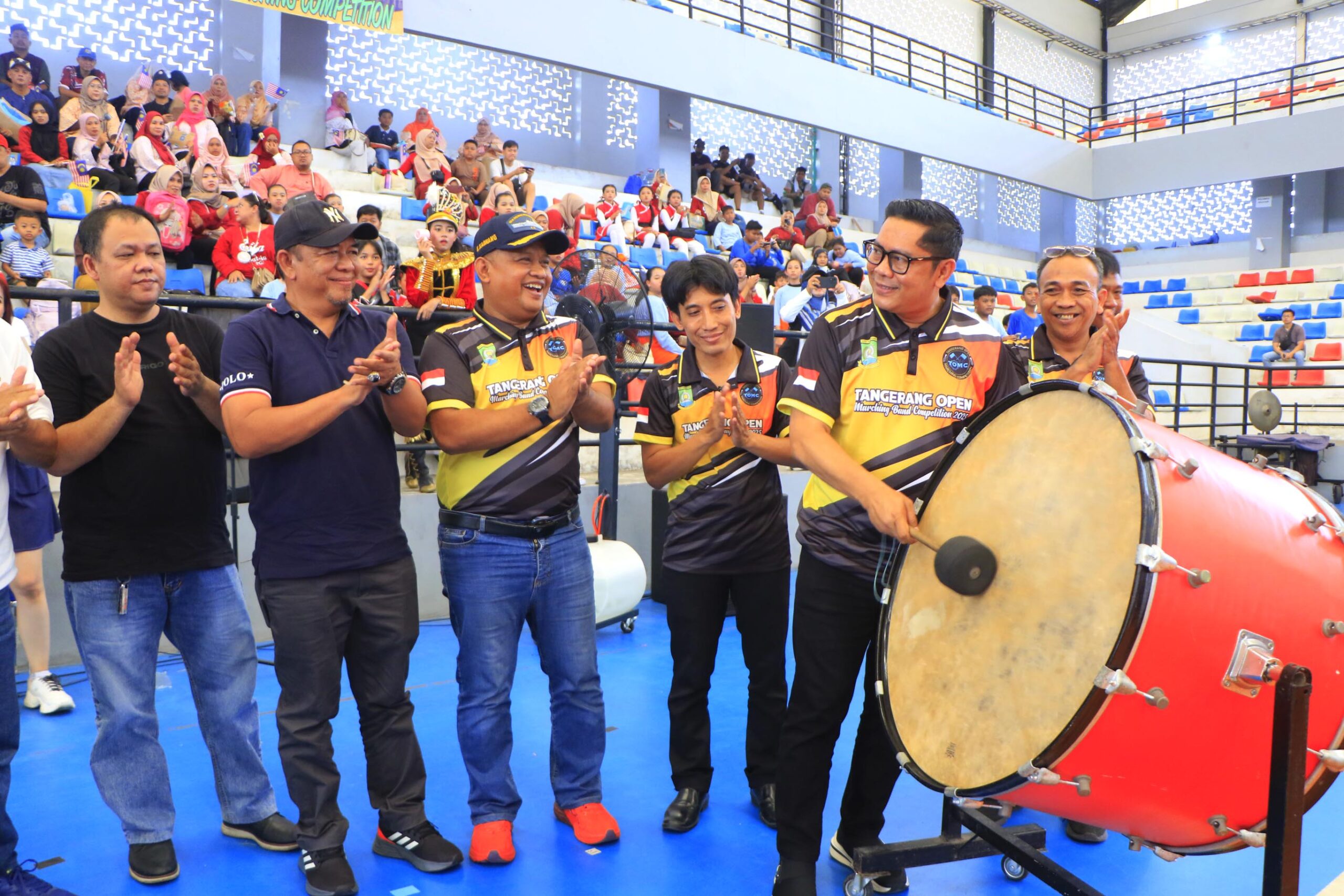 Wakil Wali Kota Tangerang Maryono Hasan saat memukul drum sebagai tanda dibukanya kompetisi TOMB 2025 (Foto : Diskominfo)