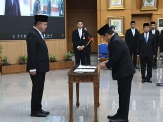 Sekretaris Jenderal (Sekjen) Kementerian Dalam Negeri (Kemendagri) Tomsi Tohir saat melantik 16 pejabat pimpinan tinggi pratama di lingkungan Kemendagri dan Badan Nasional Pengelola Perbatasan (BNPP)..(Foto : Puspen Kemendagri)