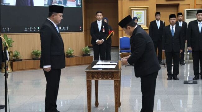 Sekretaris Jenderal (Sekjen) Kementerian Dalam Negeri (Kemendagri) Tomsi Tohir saat melantik 16 pejabat pimpinan tinggi pratama di lingkungan Kemendagri dan Badan Nasional Pengelola Perbatasan (BNPP)..(Foto : Puspen Kemendagri)
