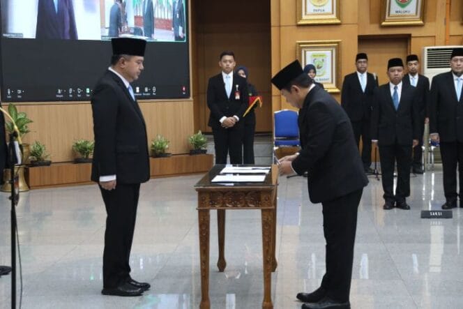 
					Sekretaris Jenderal (Sekjen) Kementerian Dalam Negeri (Kemendagri) Tomsi Tohir saat melantik 16 pejabat pimpinan tinggi pratama di lingkungan Kemendagri dan Badan Nasional Pengelola Perbatasan (BNPP)..(Foto : Puspen Kemendagri)